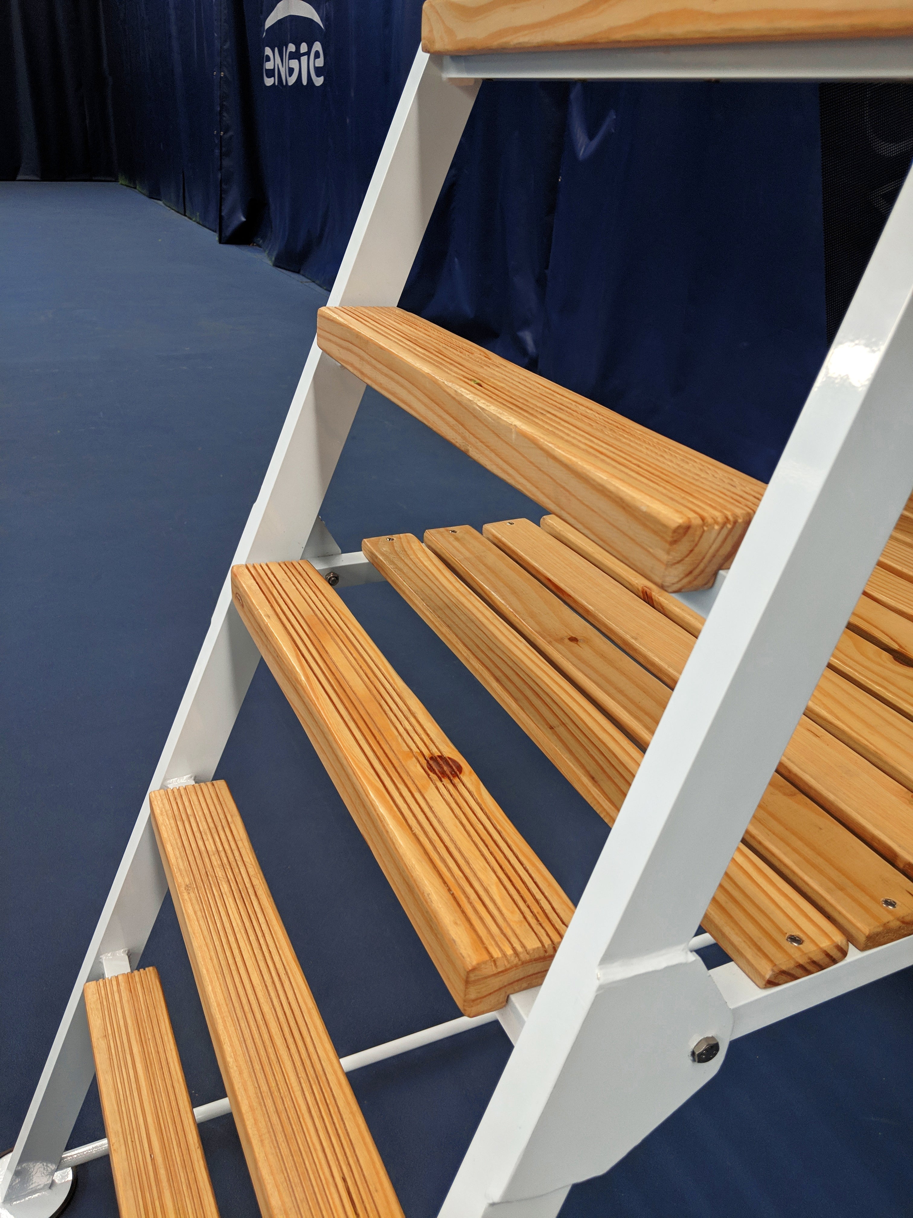 Chaise d'arbitre en aluminium + bois compétition blanc
