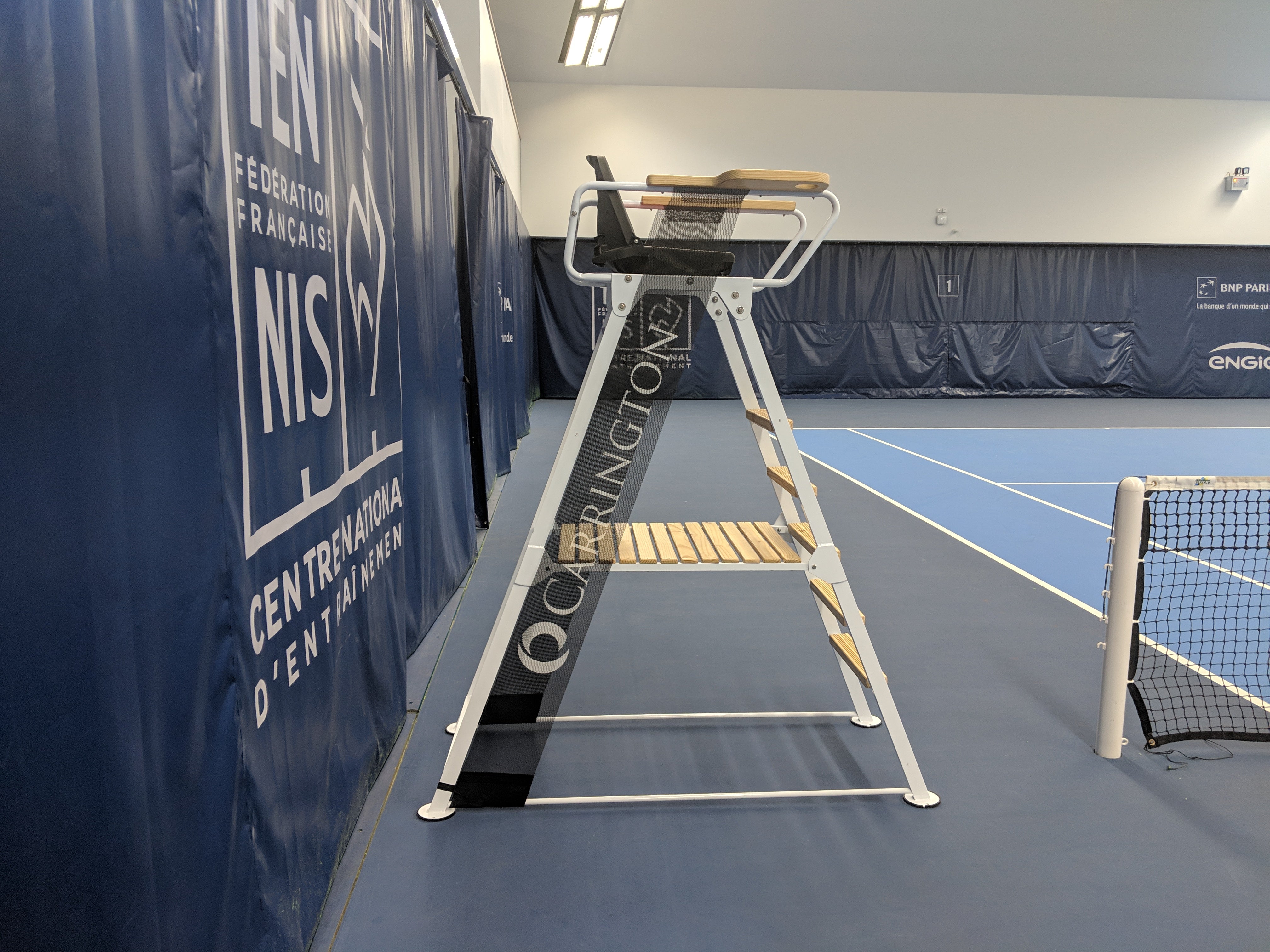Chaise d'arbitre en aluminium + bois compétition blanc