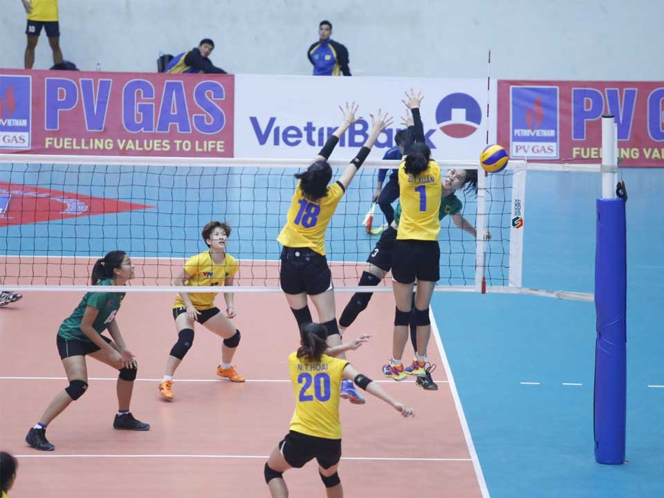 Poteaux de volleyball en acier Ø 90 mm "compétition" - Avec fourreaux