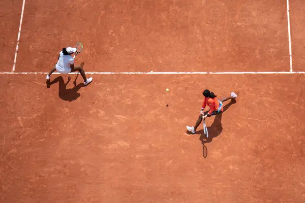 deux joueuses de tennis en double